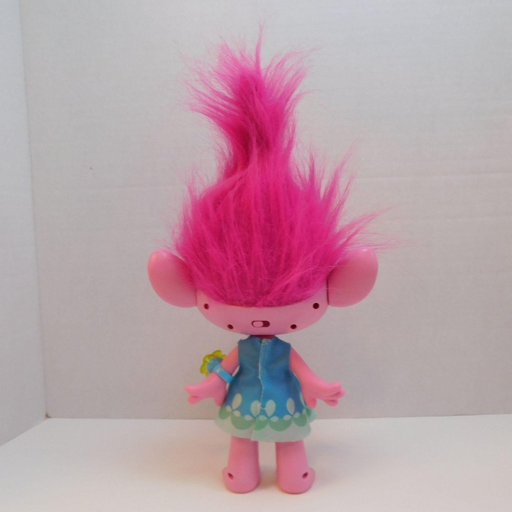 Hasbro Dreamworks Trolls Talking Light-Up Princess Poppy - Picture 5 of 8